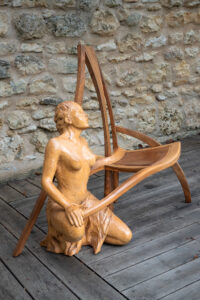chaise sculptée 92 haut x 90 x 56cm / sculpture femme en tilleul / chaise en noyer avec assise en cuir