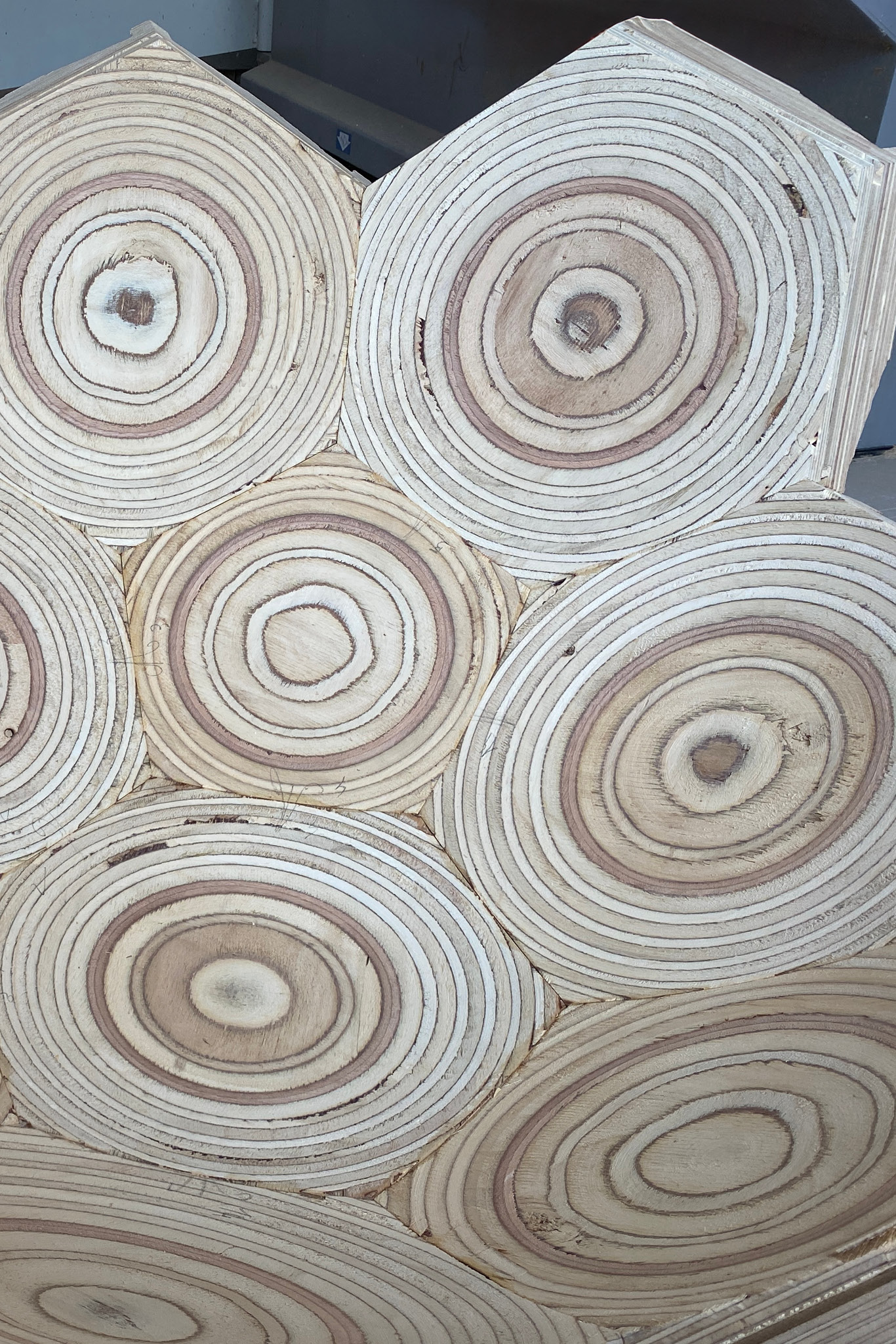 fabrication sphère en bois avec pentagones et hexagones assemblées