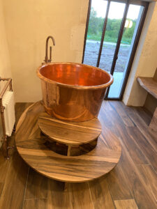 baignoire en cuivre et estrade en noyer
