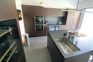 création meuble de cuisine en noyer