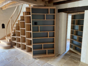 bibliothèque en chêne et escalier