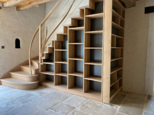 bibliothèque en chêne et escalier