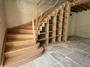 vue des marches d'un escalier en chêne et bibliothèque