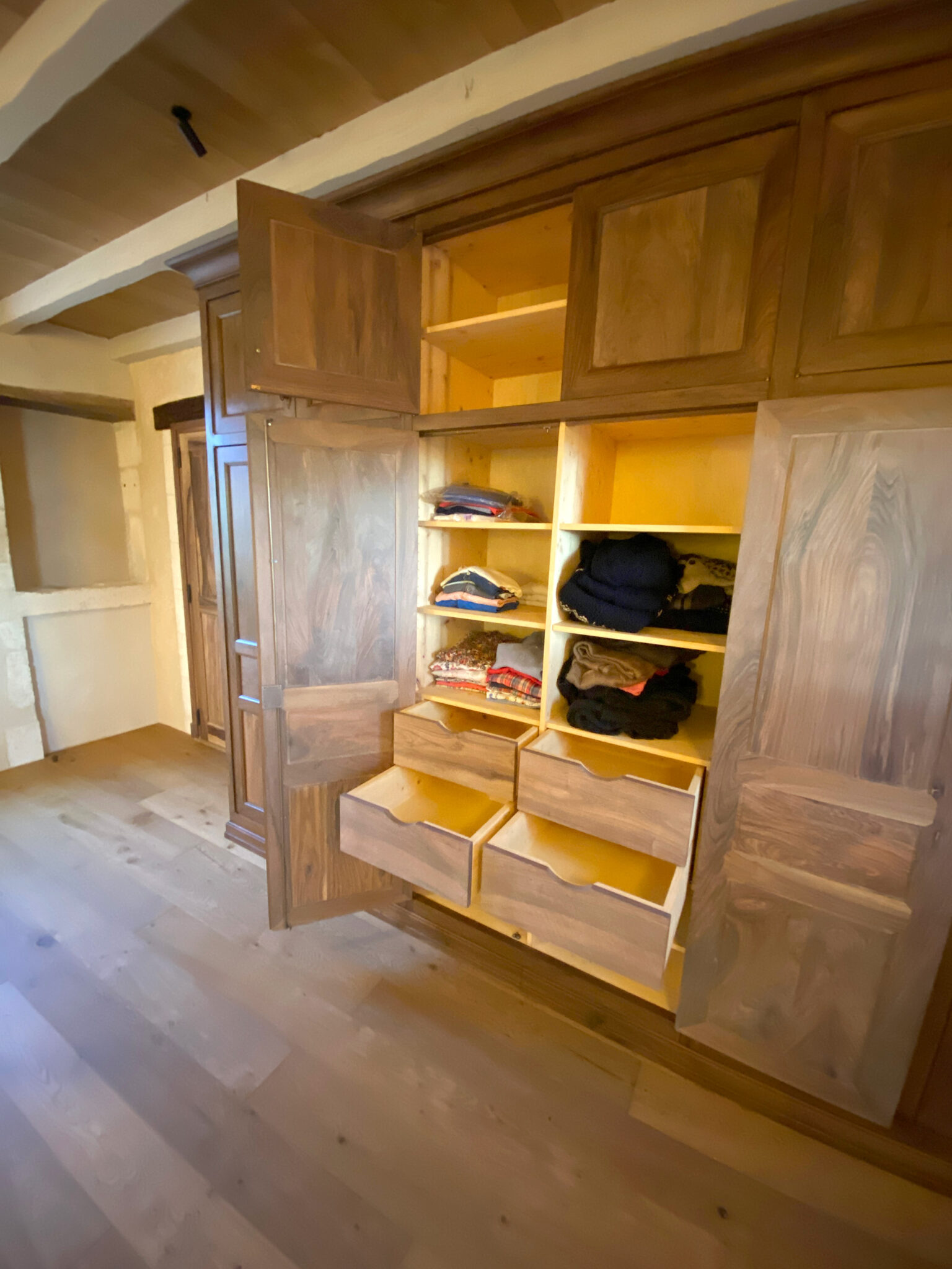 grand dressing en noyer, détail avec porte et tiroirs ouverts