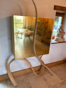 meuble en chêne avec deux portes en noyer et laiton