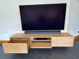 meuble de télévision en chêne massif, tiroir ouvert
