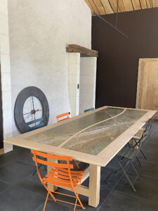 table en chêne et incrustation plateau de marbre